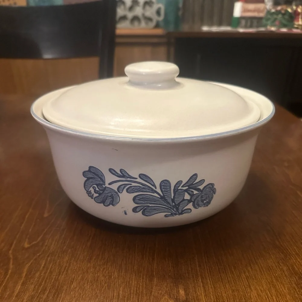 vintage Pfaltzgraff Yorktowne stoneware covered baking dish